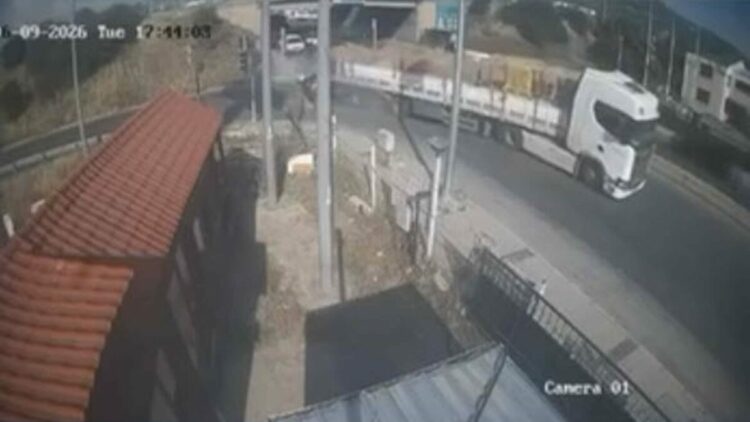 TIR'a çarpan otomobilin sürücüsünün öldüğü kaza kamerada