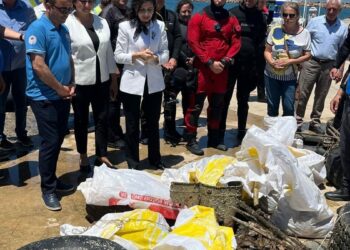 Saros'ta denizden araç lastikleri ile plastik atıklar çıktı