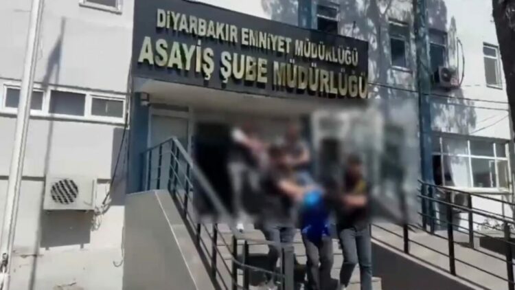 Diyarbakır’da banka şubesine silahla saldıran 2 şüpheli tutuklandı