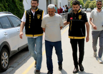 Kardeşini, dükkan kirasını eşit paylaştırmadığı için öldürmüş