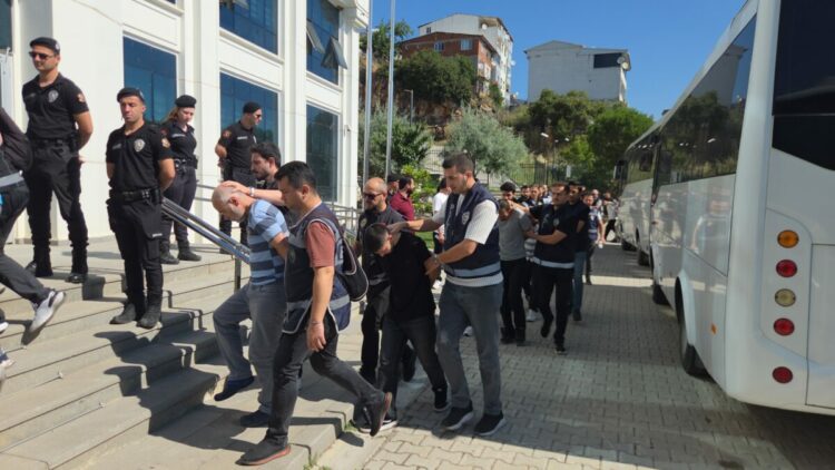 Bursa merkezli 4 ildeki uyuşturucu operasyonunda 29 şüpheli adliyede