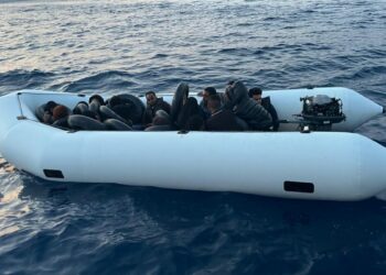 Kuşadası'nda sürüklenen lastik bottaki 18 kaçak göçmen kurtarıldı