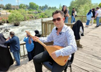 Kaçak avcılığa dikkat çekmek için bağlama çalıp, türkü okudu
