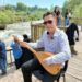 Kaçak avcılığa dikkat çekmek için bağlama çalıp, türkü okudu
