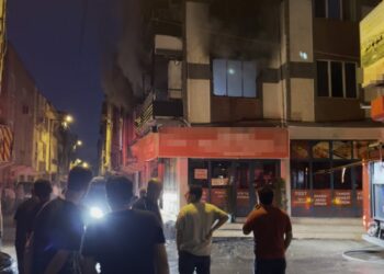 Dairede çıkan yangında çift ile 3 çocuğu dumandan etkilendi