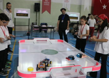 Teknoloji festivalinde öğrenciler, yaptıkları mini robotlarla yarıştı
