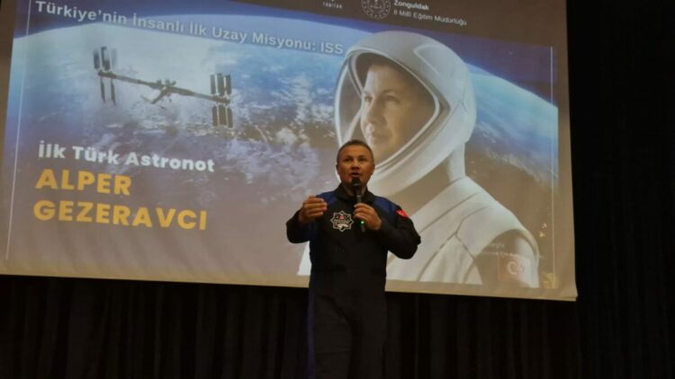 Alper Gezeravcı, Zonguldak'ta liselilerle deneyimlerini paylaştı