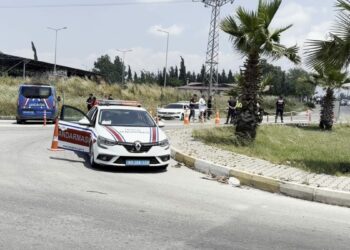 Cezaevi önünde 2 kişiyi vurup gasbettikleri otomobille kaçan 3 şüpheli yakalandı