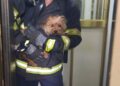 Apartman dairesindeki yangında mahsur kalan köpek kurtarıldı
