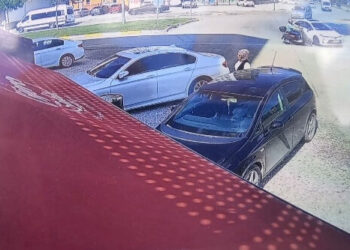 Otomobille çarpışan motosikletin sürücüsü yaralandı; kaza kamerada