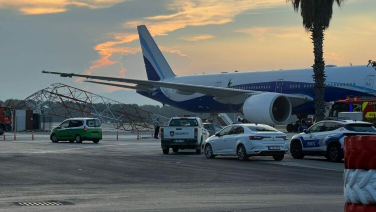 Yolcu uçağı, Antalya Havalimanı’nda radar direğine çarptı