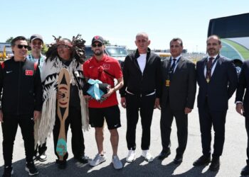 A Milli Futbol Takımı, Vancouver’da meşalelerle karşılandı