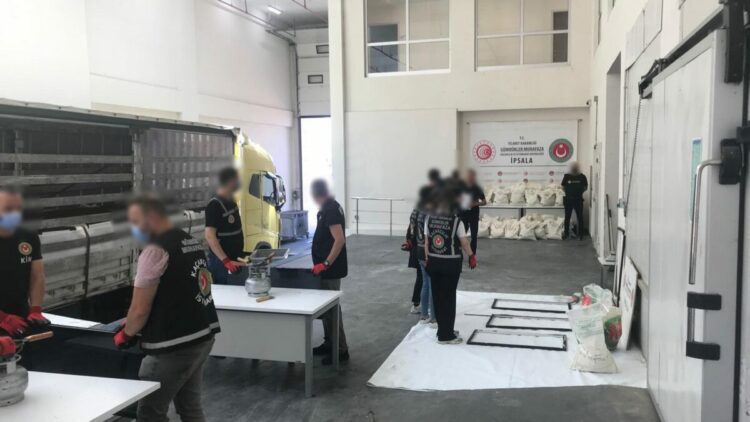 Ticaret Bakanlığı: İpsala'da piyasa değeri 3 milyar TL olan uyuşturucu ele geçirildi