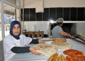 Anne, oğlu için açtığı fırında çalışmaya başladı