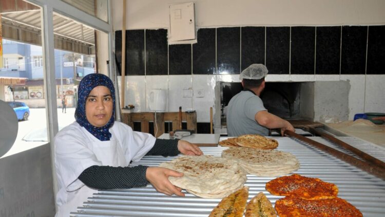 Anne, oğlu için açtığı fırında çalışmaya başladı