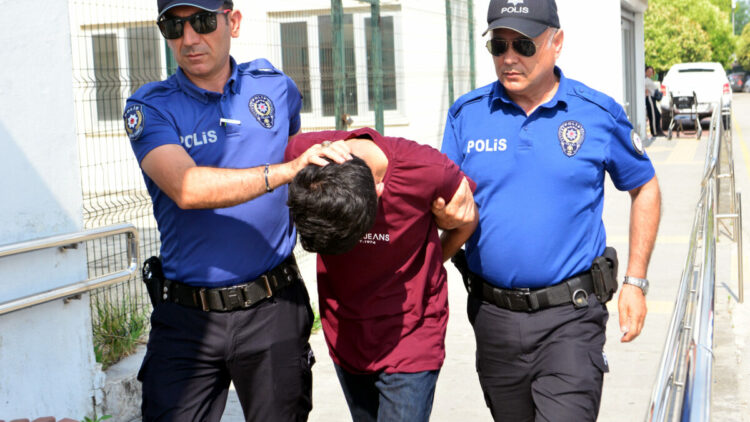 Dolmuşla duvara çarpan şoför, gece sevgilisiyle tartıştığı için uykusuz kalmış