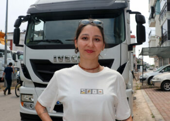 Begüm, memuriyeti bırakıp Avrupa yollarında TIR şoförü oldu