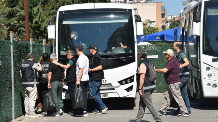 Ege Üniversitesi'nde yolsuzluk operasyonunda 41 şüpheli adliyede