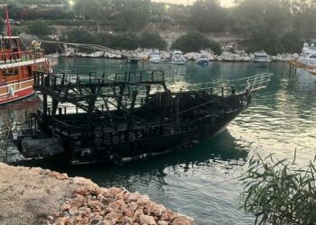 Kıyıya bağlı 6 tekne, yangında kullanılamaz hale geldi