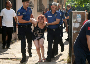 Ateşe verdiği eve kendisini kilitledi, kapı kırılarak çıkarıldı
