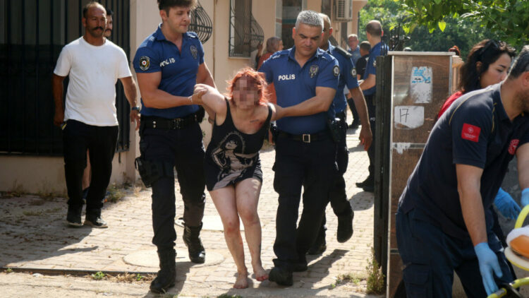 Ateşe verdiği eve kendisini kilitledi, kapı kırılarak çıkarıldı
