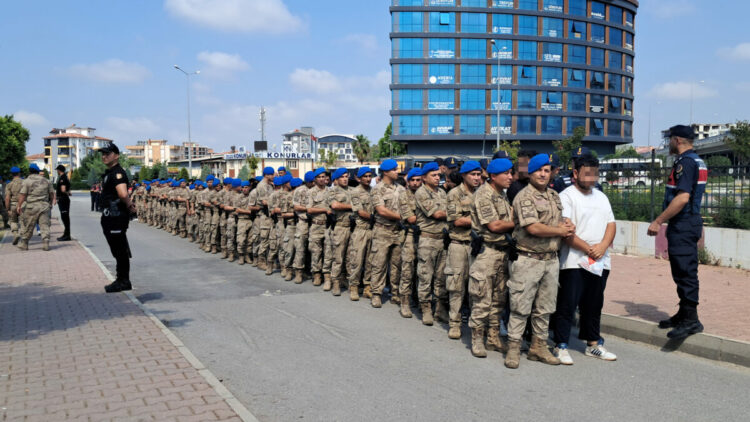 Hesaplarında 8 milyar lira işlem hacmi olan yasa dışı bahis şüphelisi 80 kişi adliyede