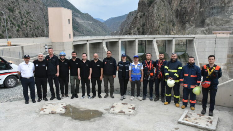 Artvin Barajı’nda tatbikat; türbinde mahsur kalan personel kurtarıldı