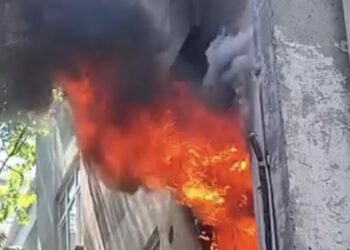 Kağıthane'de derin dondurucudan çıktığı iddia edilen yangında daire kullanılamaz hale geldi