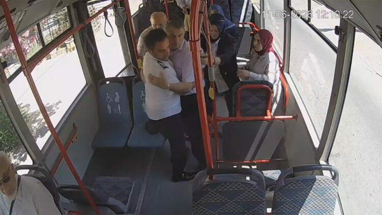 Otobüste fenalaşan yolcusunu güzergahını değiştirip hastaneye yetiştirdi