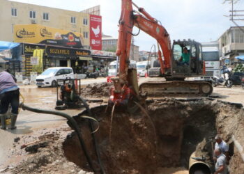 İçme suyu borusu patladı; yol çöktü, ev ve iş yerlerini su bastı