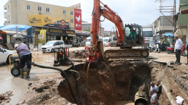 İçme suyu borusu patladı; yol çöktü, ev ve iş yerlerini su bastı