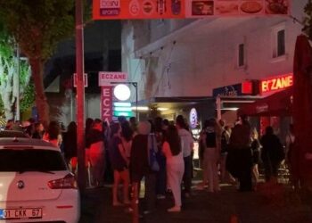 Küçükçekmece'de kız yurdunda çıkan yangın söndürüldü; öğrenciler tahliye edildi