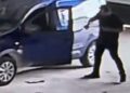 Hafif ticari araca giren yılan paniğe neden oldu; o anlar kamerada