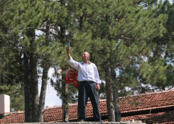 Telefon ve internet için başka mahalleye gidiyorlar
