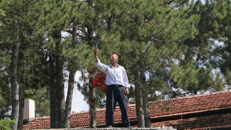 Telefon ve internet için başka mahalleye gidiyorlar