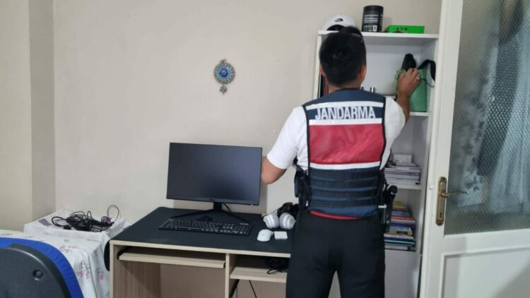 MİT kredi kartı şebekesini çökertti: 3 gözaltı