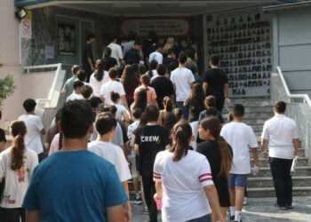 Öğrenciler LGS'de terledi, aileleri piknik havasında çocuklarını bekledi