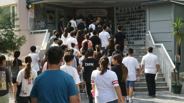Öğrenciler LGS'de terledi, aileleri piknik havasında çocuklarını bekledi