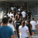 Öğrenciler LGS'de terledi, aileleri piknik havasında çocuklarını bekledi