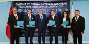 SOCAR ve Türk Traktör CEO'larına 'Turkuaz Kart' verildi
