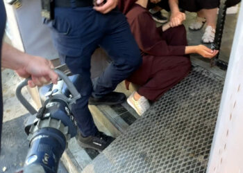 Avcılar’da parmağı demir kapıya sıkışan kadını itfaiye kurtardı