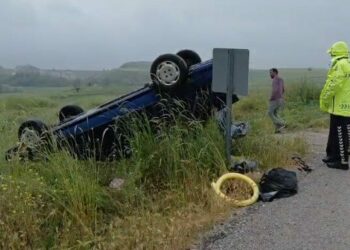 Takla atan otomobildeki aynı aileden 4 kişi yaraladı