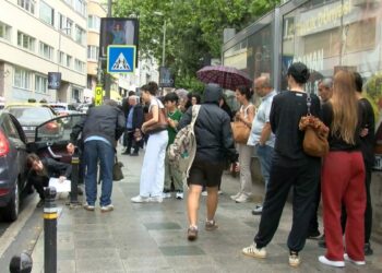 Şişli'de LGS için yanlış okula gelen kız öğrenciye veliler yardım etti