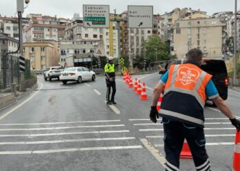 Şişli Bomonti Tünel çıkışında kamyonet devrildi; yol trafiğe kapandı