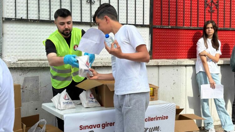 Sincan Belediyesi’nden LGS'ye giren öğrencilere ve velilere ikram