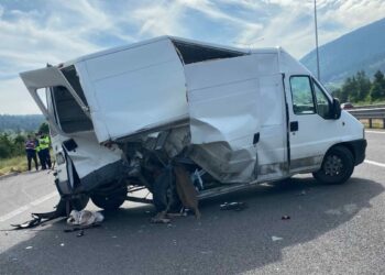 Minibüs ile hafif ticari araç çarpıştı: 5 yaralı