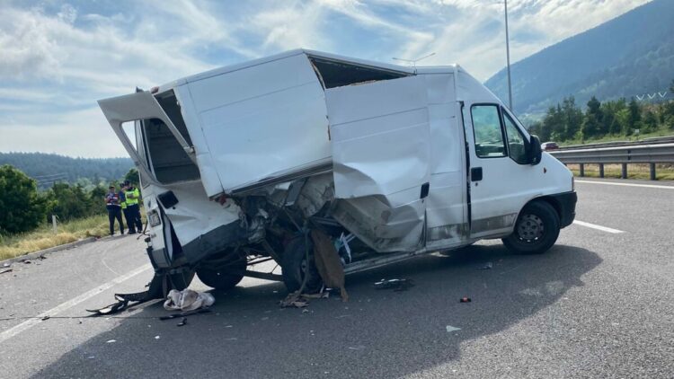 Minibüs ile hafif ticari araç çarpıştı: 5 yaralı