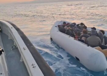 Kuşadası açıklarında 18 kaçak göçmen yakalandı
