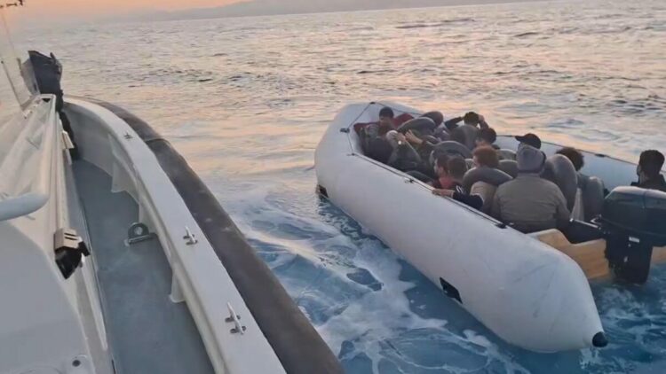Kuşadası açıklarında 18 kaçak göçmen yakalandı