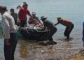 Siirt’te bahçede fenalaşan hasta, tekneyle ambulansa ulaştırıldı